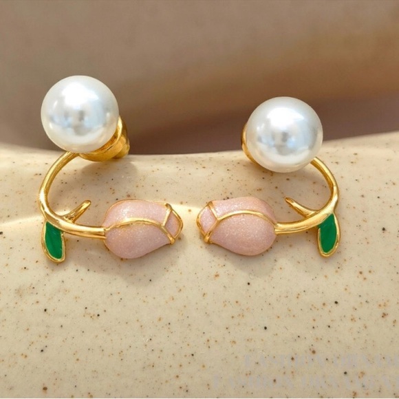 Elegant Tulip & Pearl Cuff Earrings - Picture 4 of 4